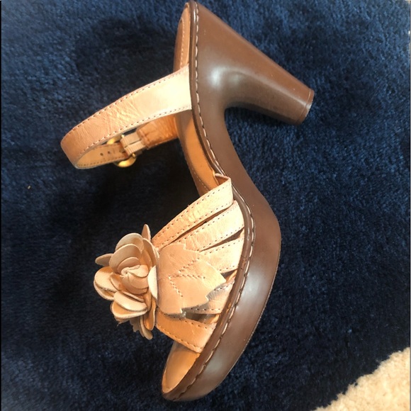 Creme Heels - Picture 3 of 3